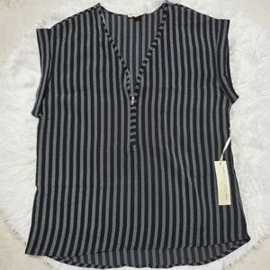 Short sleeve Black and White blouse
